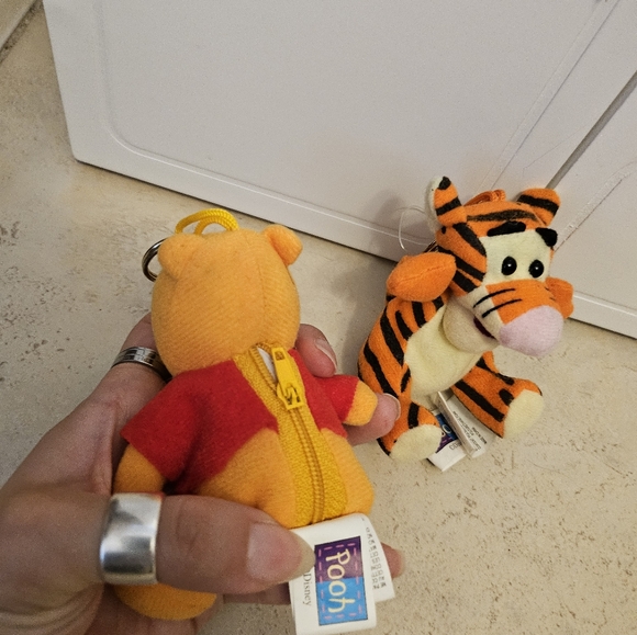 Winnie the Pooh and Tigger zipper keychains - Picture 4 of 7